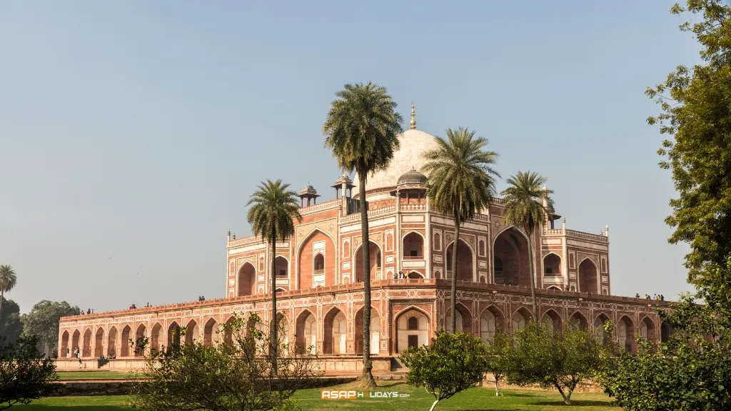 Humayun Tomb, Places to Visit in Delhi with Friends