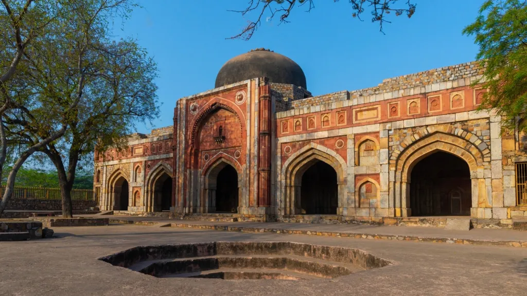 Jamali Kamali Mosque and Tomb, Delhi, Haunted Places In India